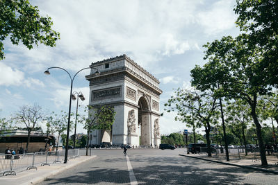 Triumphal arch against sky