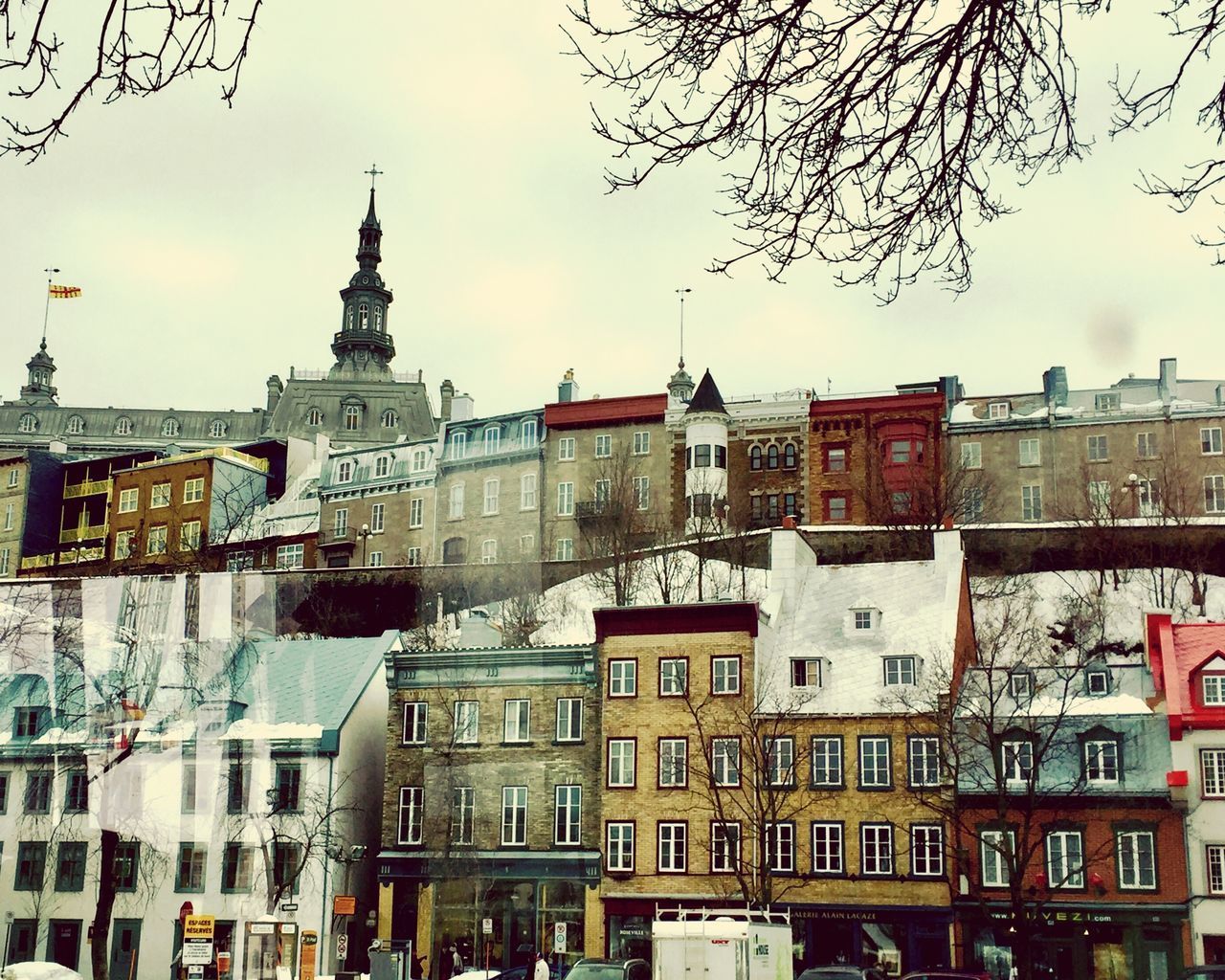 LOW ANGLE VIEW OF BUILDING IN CITY