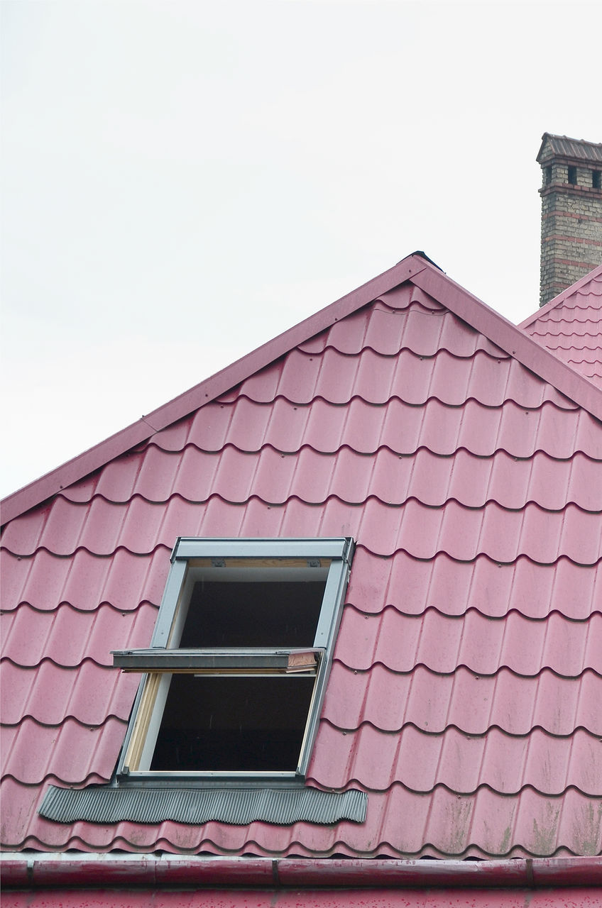 LOW ANGLE VIEW OF HOUSE AGAINST SKY