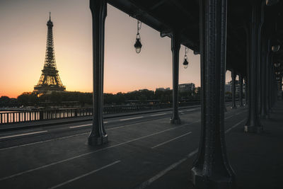 Pont bir hakeim sunrise with eiffel tower