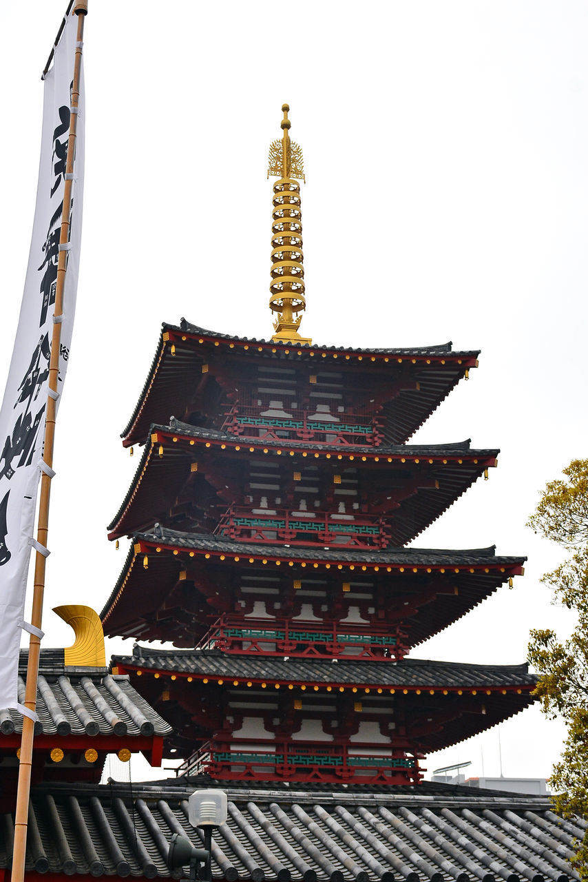 LOW ANGLE VIEW OF PAGODA AGAINST BUILDING