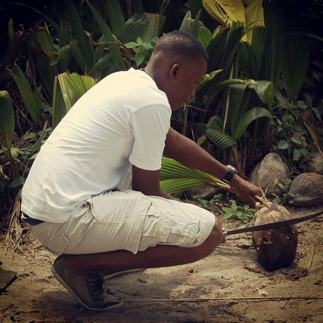 Peelingcoconuts