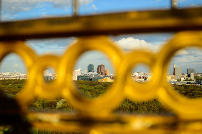 Tilt-shift image of city