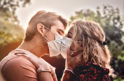 Facemask kissing couple 