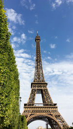 Front view of the eiffel tower