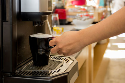 Midsection of man preparing food in cafe