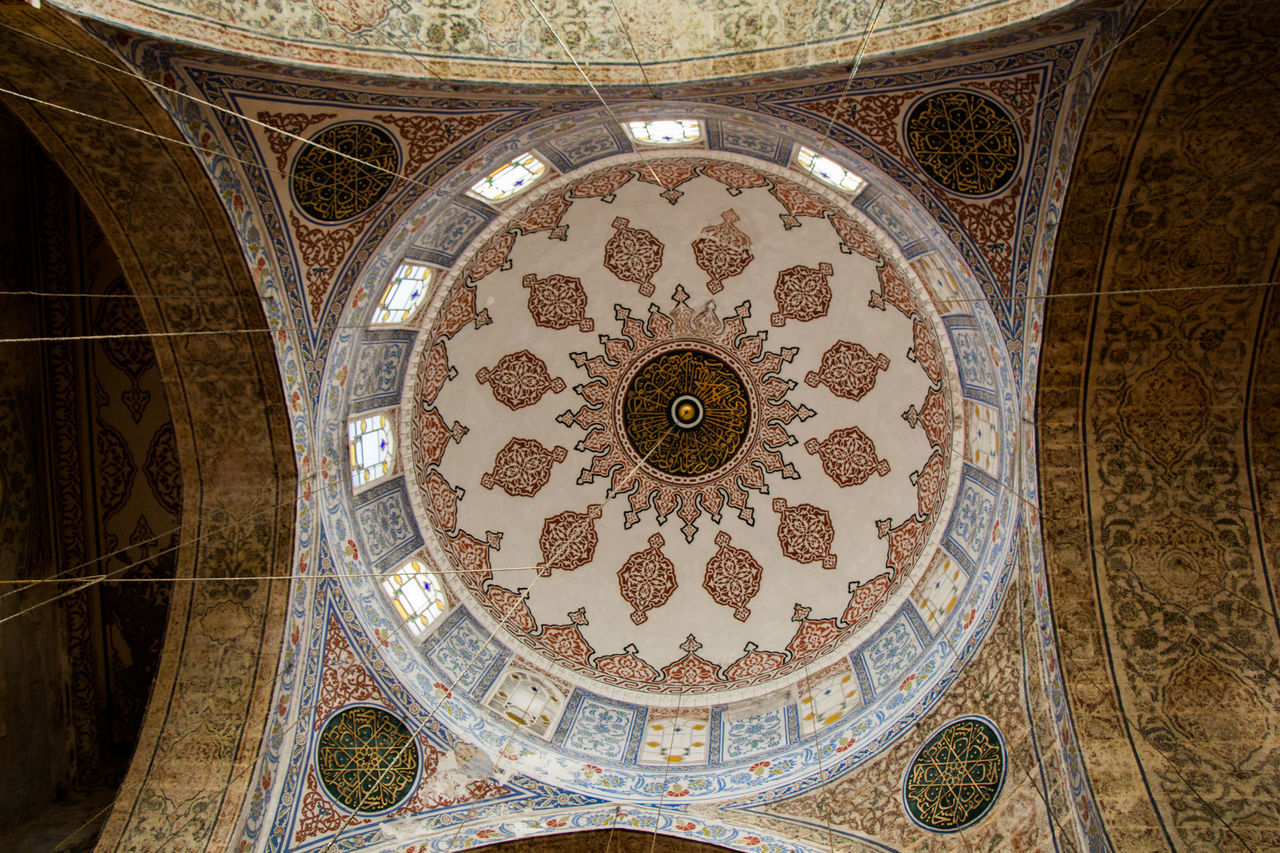LOW ANGLE VIEW OF ORNATE CEILING IN BUILDING