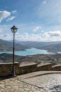 A single lamp post in front of the backdrop of zahara de la sierra