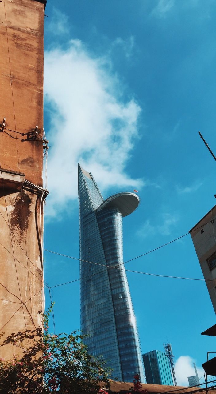 LOW ANGLE VIEW OF BUILDINGS AGAINST CLOUDY SKY