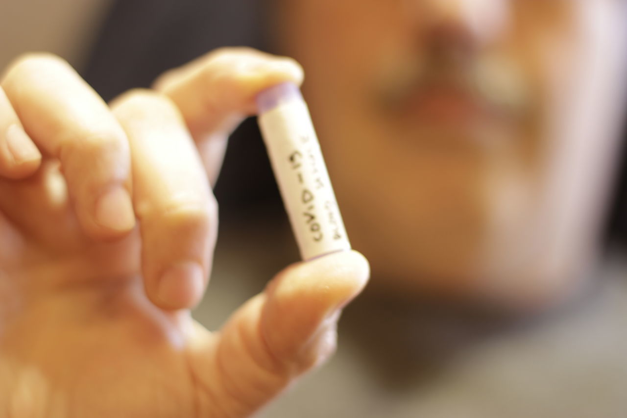 CLOSE-UP OF PERSON HOLDING CIGARETTE