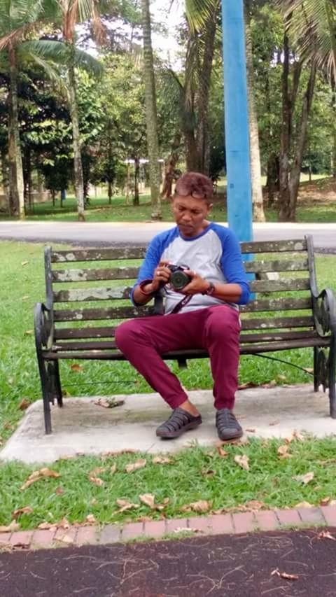 FULL LENGTH OF MAN SITTING AT PARK