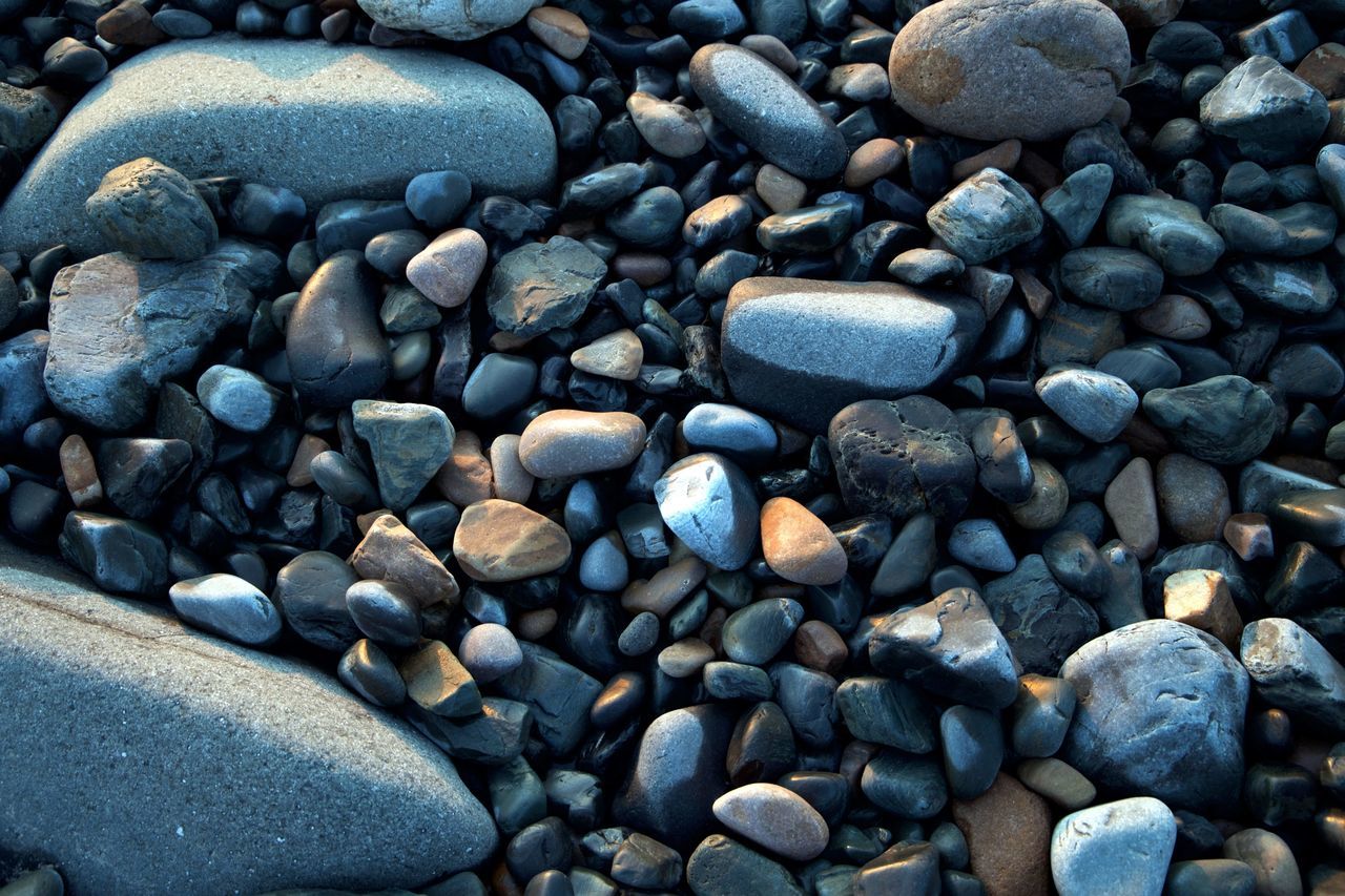 FULL FRAME SHOT OF PEBBLES ON BEACH