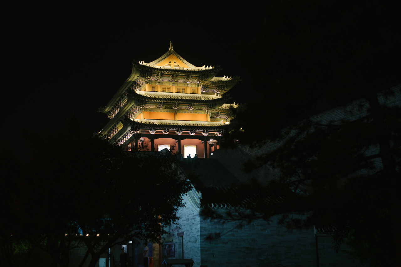 LOW ANGLE VIEW OF ILLUMINATED HISTORIC BUILDING AT NIGHT