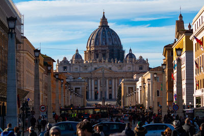 Views of basilica de san pietro building. vatican city, italy