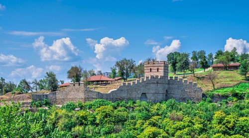 Fortification walls of the tsarevets fortress in veliko tarnovo, bulgaria, on a sunny summer day