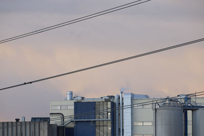 Electricity cables against sky