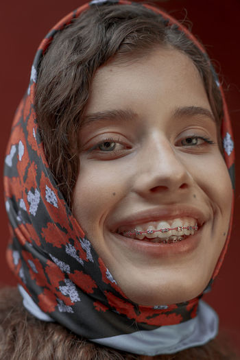 CLOSE-UP PORTRAIT OF A SMILING WOMAN