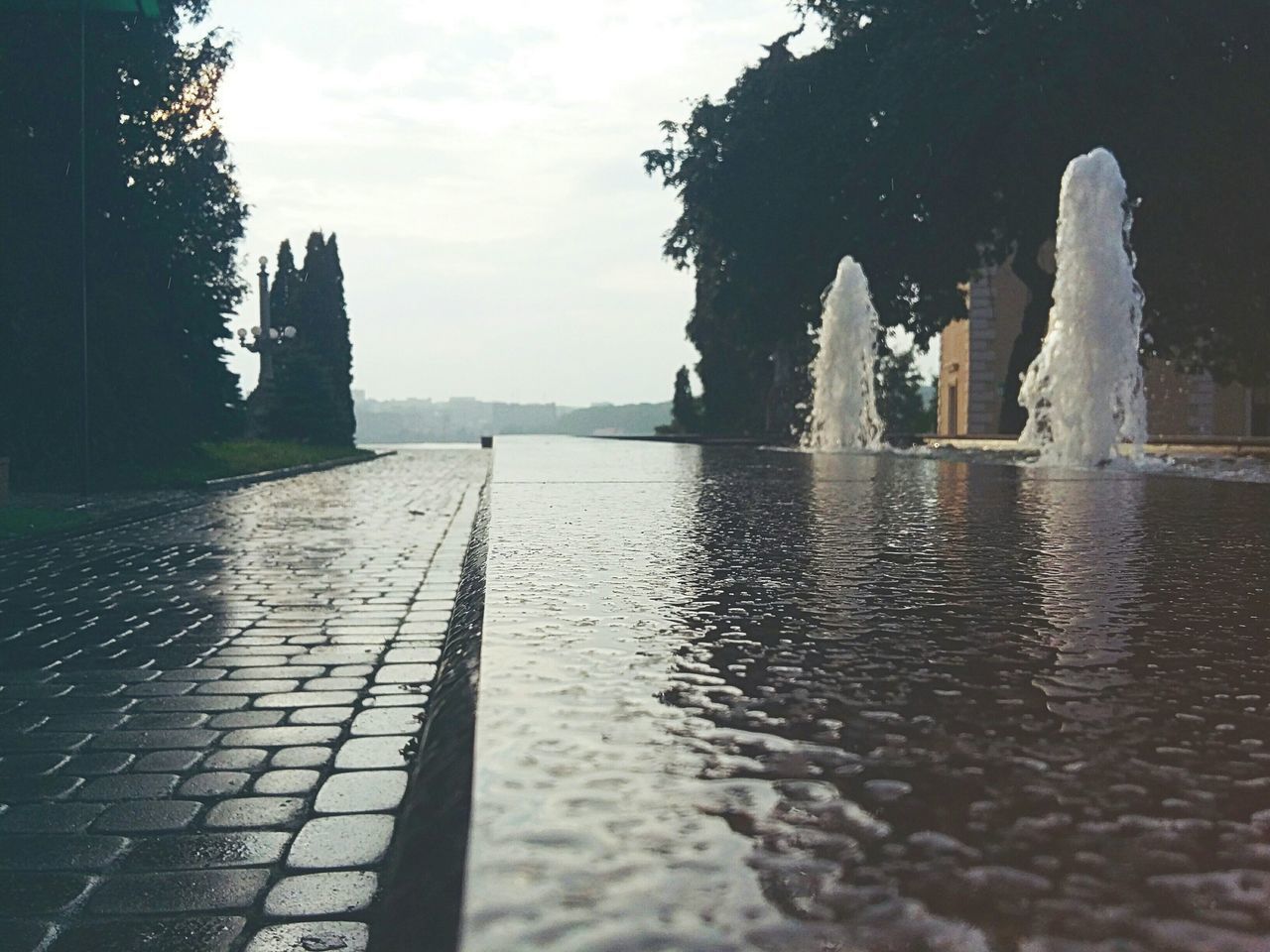 water, built structure, architecture, famous place, sky, travel destinations, tree, river, waterfront, fountain, building exterior, tourism, reflection, international landmark, travel, clear sky, day, history, outdoors, nature