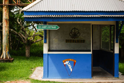 Information sign on roof