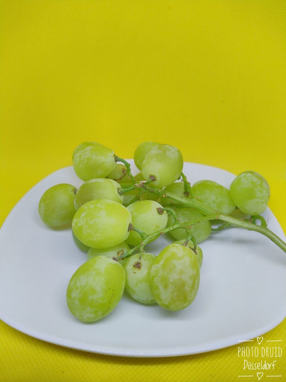 HIGH ANGLE VIEW OF FRUITS ON TABLE