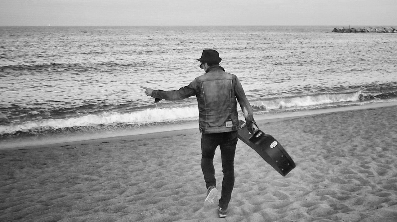 sea, horizon over water, water, beach, full length, shore, rear view, lifestyles, leisure activity, standing, sand, men, sky, casual clothing, vacations, scenics, tranquility, tranquil scene