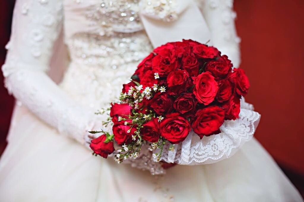 flower, freshness, fragility, petal, flower head, rose - flower, red, bouquet, beauty in nature, bunch of flowers, flower arrangement, indoors, close-up, wedding, vase, nature, blossom, selective focus, botany, springtime, softness, rose, full frame, in bloom, person