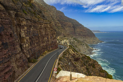 Cliffside road of chapman's peak drive at hout bay near cape town in cape peninsula, south africa.