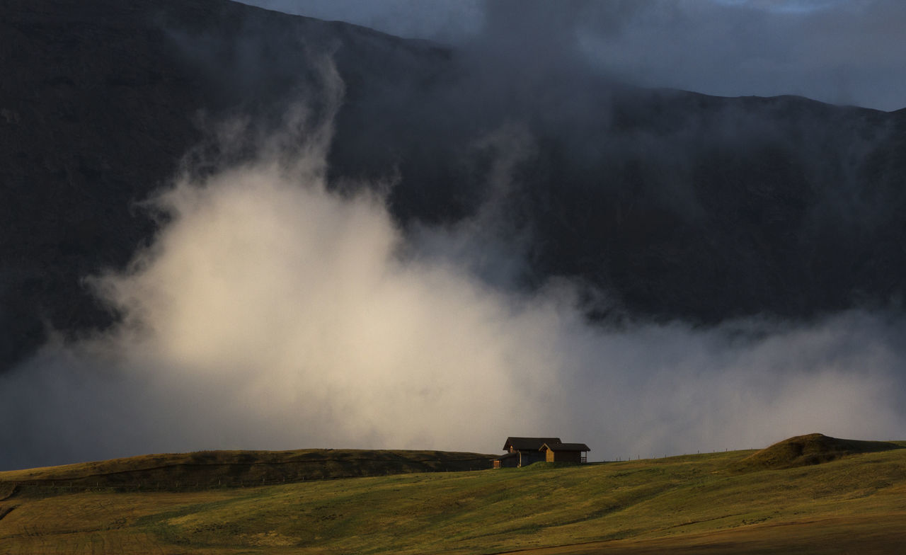 PANORAMIC VIEW OF MOUNTAIN AGAINST SKY