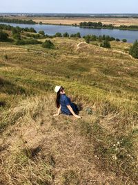 Young woman sitting in naturre