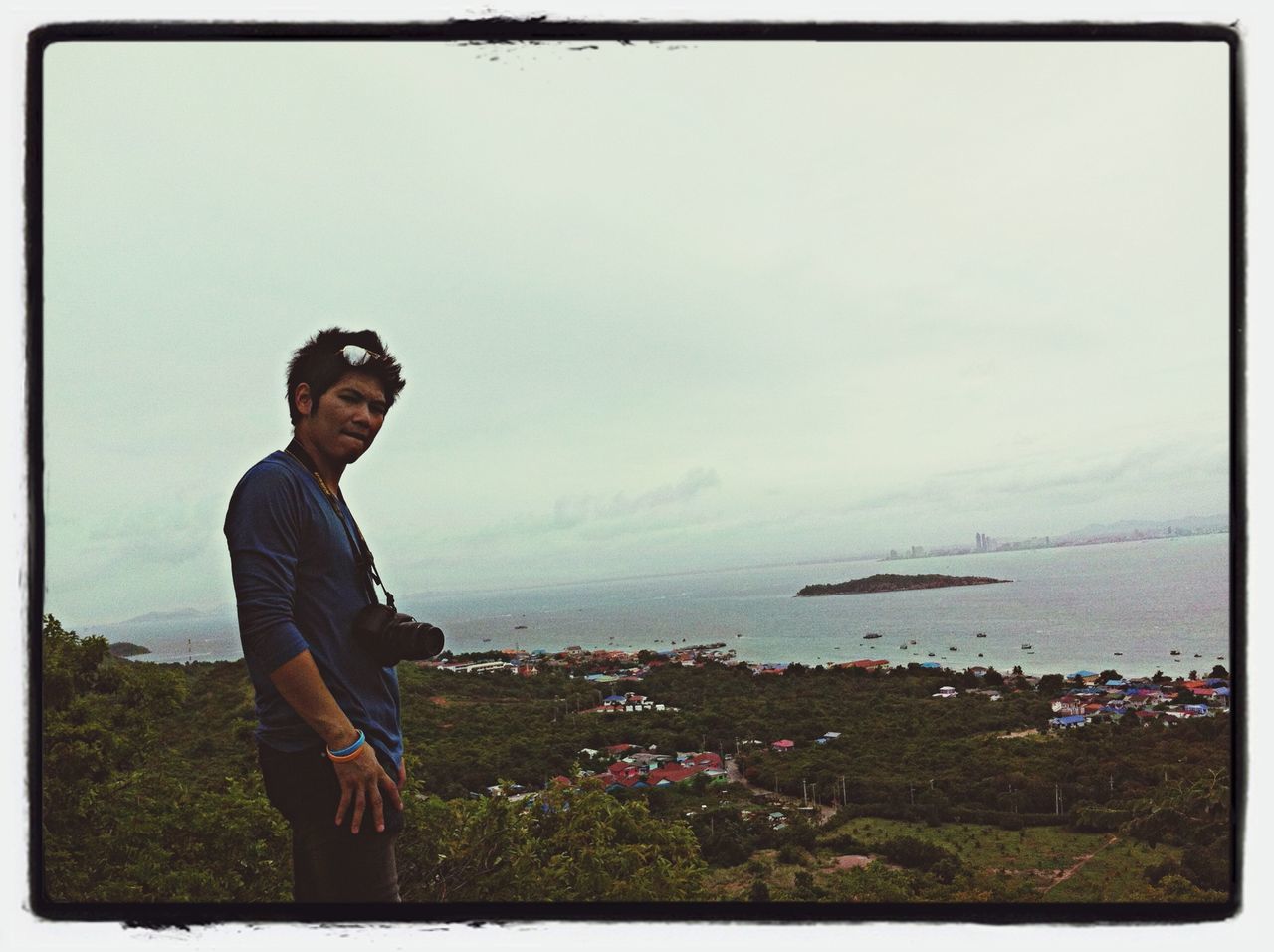 young adult, lifestyles, leisure activity, sea, water, casual clothing, sky, standing, person, young men, horizon over water, nature, scenics, beauty in nature, three quarter length, waist up, looking at camera