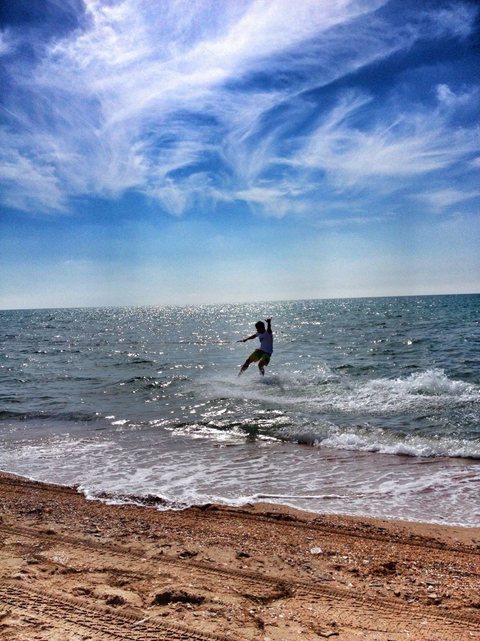 sea, horizon over water, beach, water, sky, leisure activity, full length, lifestyles, shore, scenics, beauty in nature, wave, men, tranquil scene, tranquility, sand, nature, vacations