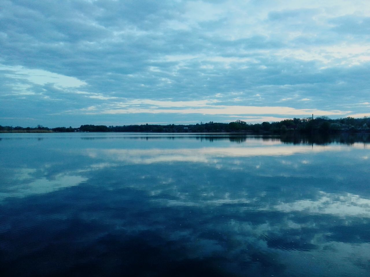 sky, tranquil scene, tranquility, scenics, cloud - sky, water, beauty in nature, reflection, lake, cloudy, nature, cloud, waterfront, idyllic, blue, calm, weather, outdoors, cloudscape, no people