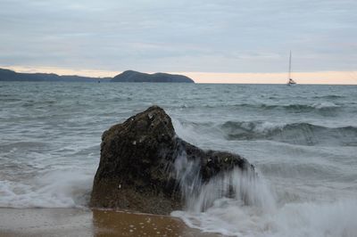 Waves splashing on rocks