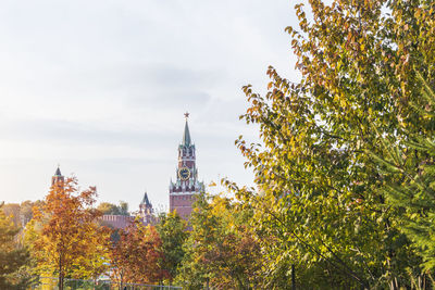 Landscape of moscow kremlin in autumn trees park zaryadye
