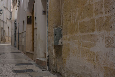 Narrow alley amidst buildings in city