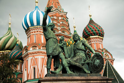 Statue of temple building against sky