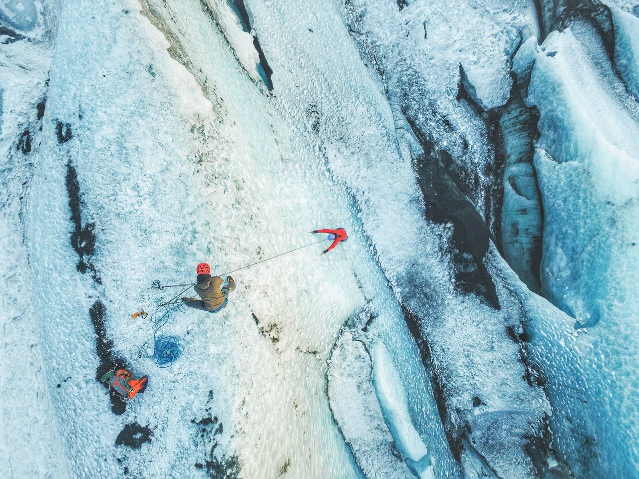 HIGH ANGLE VIEW OF SNOW COVERED STREET