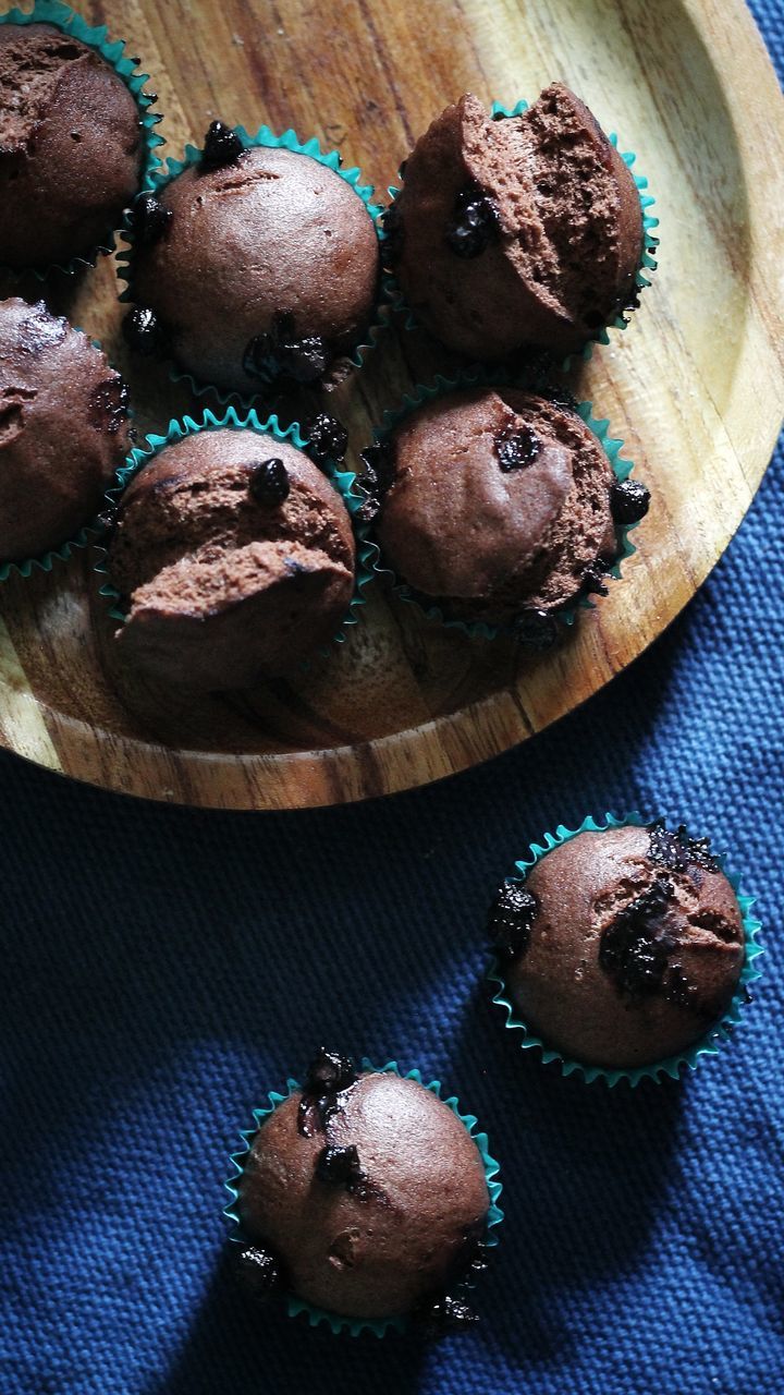 HIGH ANGLE VIEW OF CHOCOLATE CAKE