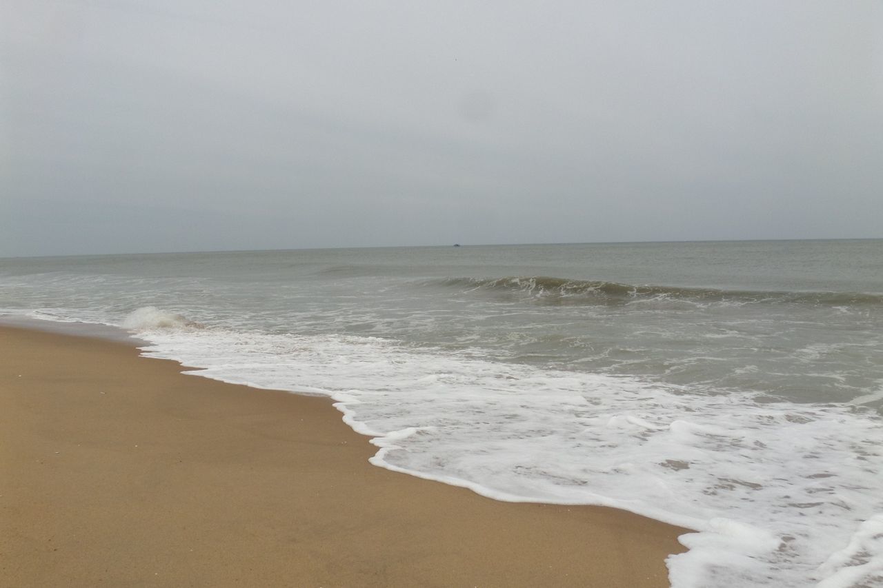 sea, beach, horizon over water, water, shore, sand, scenics, tranquil scene, wave, sky, tranquility, beauty in nature, nature, surf, idyllic, coastline, remote, copy space, outdoors, day