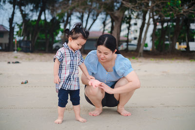 Full length of mother and daughter outdoors