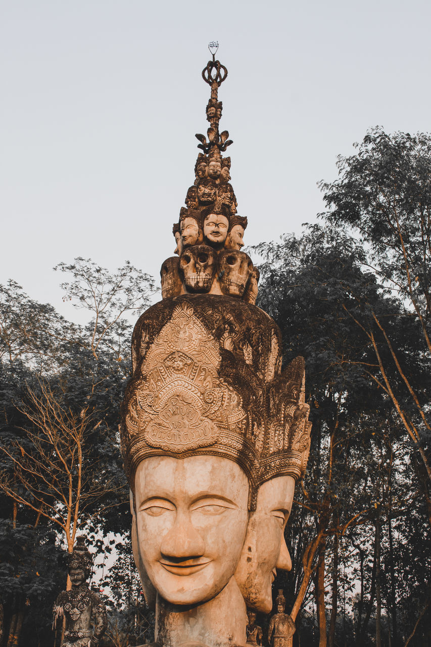 LOW ANGLE VIEW OF STATUE AGAINST BUILDING