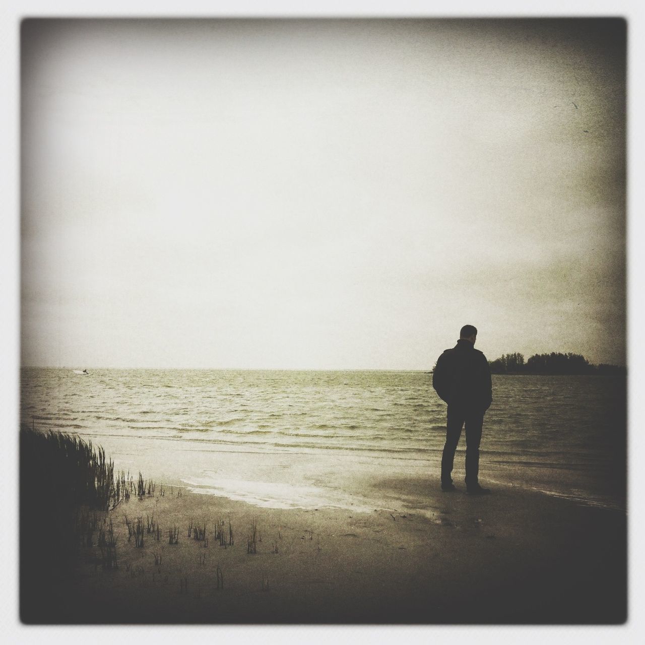 transfer print, sea, beach, horizon over water, water, auto post production filter, shore, full length, lifestyles, leisure activity, standing, rear view, copy space, walking, tranquil scene, men, silhouette, tranquility