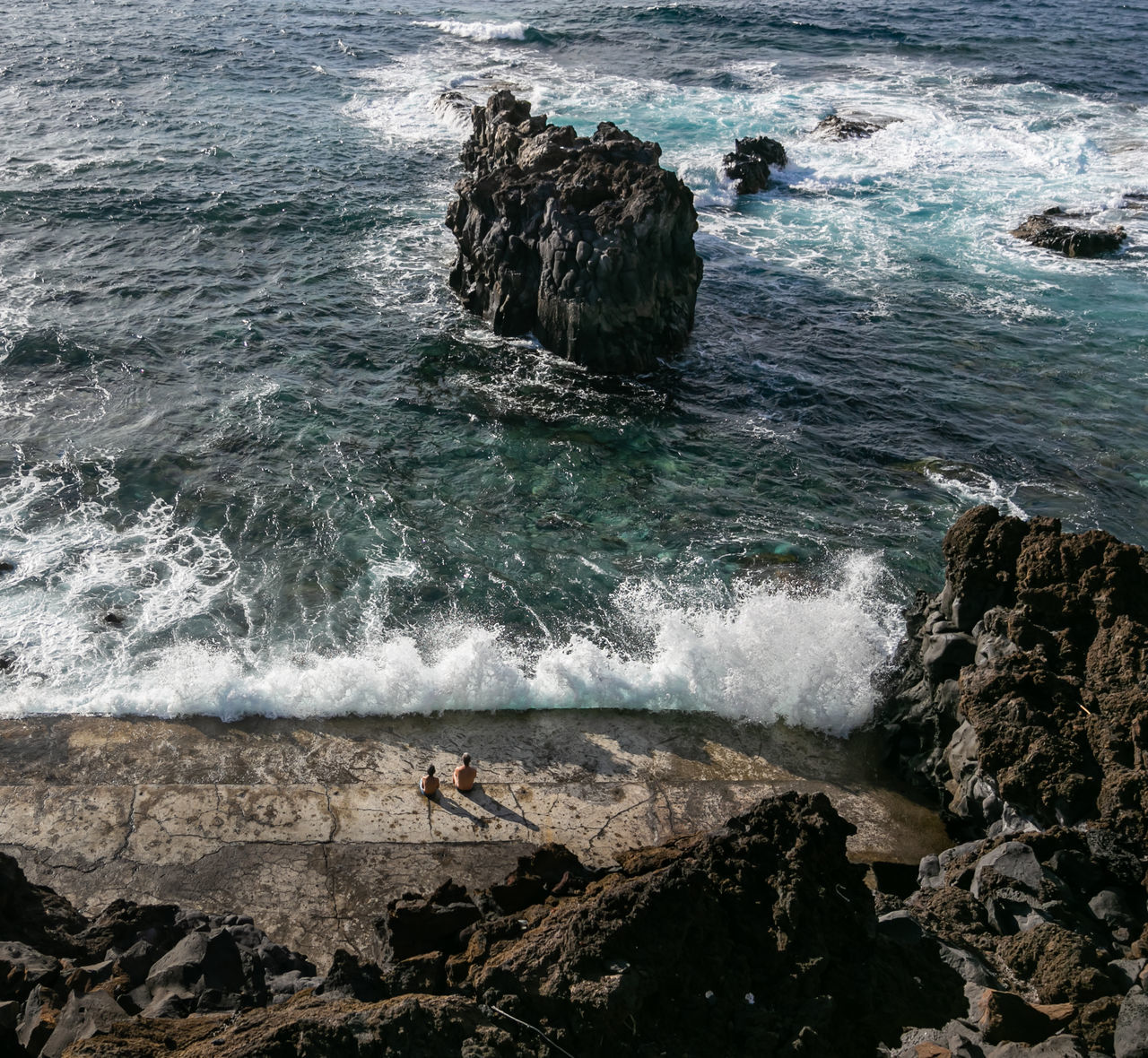 SCENIC VIEW OF ROCKS AT SEA SHORE