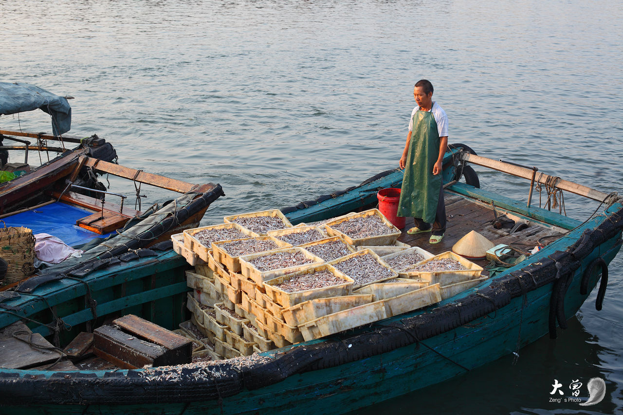 HIGH ANGLE VIEW OF FISHING BOAT MOORED AT SEA