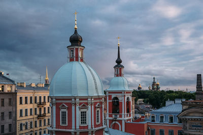 Dramatic cityscape of domes of orthodox panteleimon church in saint petersburg, russia. travelling