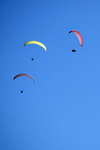 Photographic documentation of the moment of flight of a group of paragliding hurled 