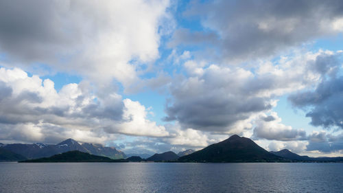 Panoramic view of lake and mountains against sky