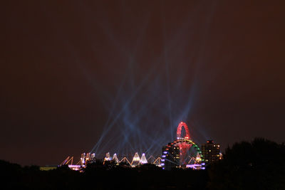 Illuminated ferris wheel at night