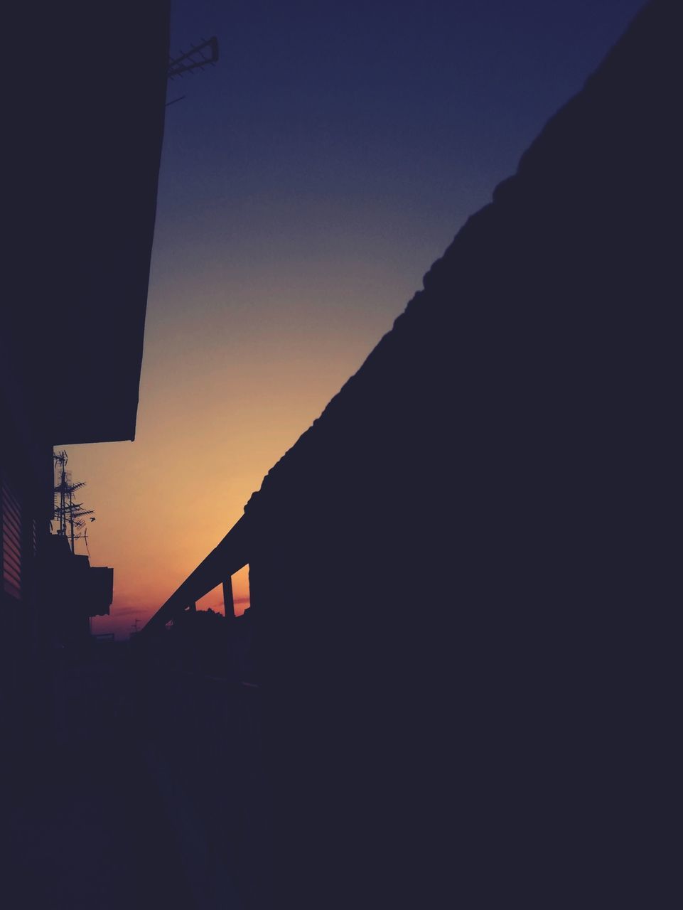 silhouette, sky, sunset, architecture, building exterior, built structure, orange color, nature, copy space, clear sky, building, no people, outdoors, beauty in nature, city, sun, house, sunlight, dusk, transportation