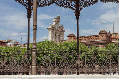 Statue of historic building against cloudy sky